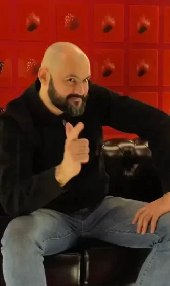 «Ягодка опять»: Как Гарик Харламов отпраздновал 45-летие с женой и звёздами Comedy Club