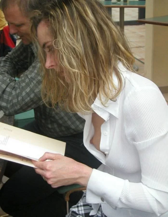 Неловкие моменты: когда девушки попали в кадр в самый неподходящий момент