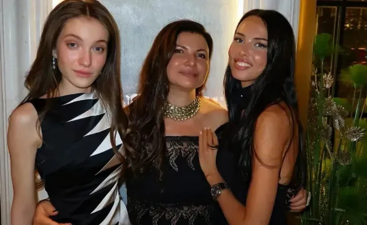 Мачеха Тимати Ирина Андреева вышла в свет с дочерью Анной