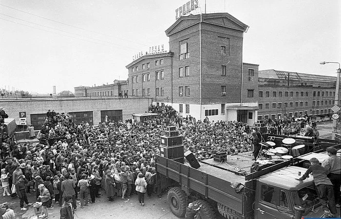 Уральский автомобильный завод: как завод бомб стал легендой советского автопрома