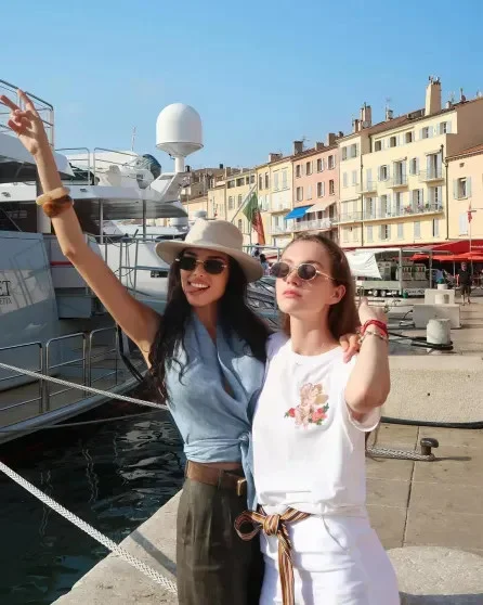 Мачеха Тимати Ирина Андреева вышла в свет с дочерью Анной