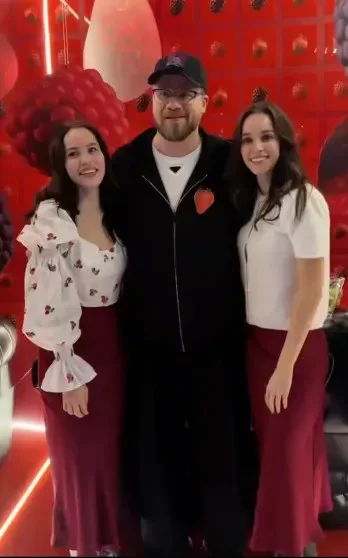 «Ягодка опять»: Как Гарик Харламов отпраздновал 45-летие с женой и звёздами Comedy Club