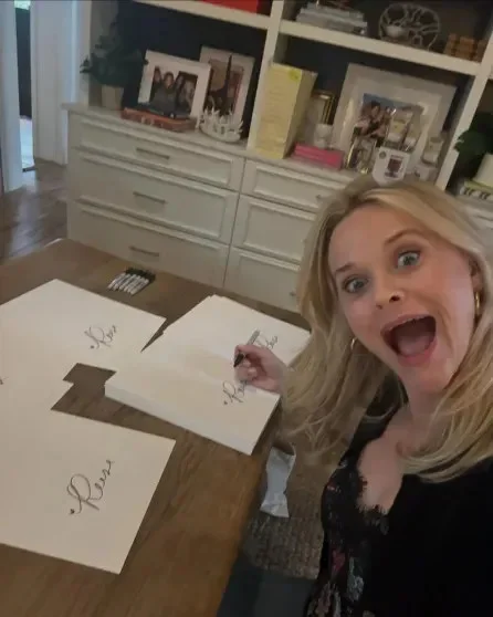 Риз Уизерспун в белом мини отпраздновала 50-летие на вечеринке в стиле Дикого Запада