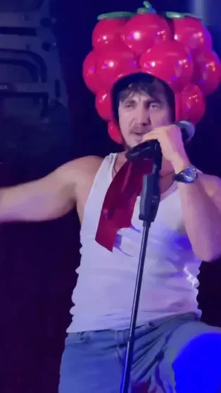 «Ягодка опять»: Как Гарик Харламов отпраздновал 45-летие с женой и звёздами Comedy Club