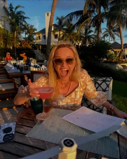 Риз Уизерспун в белом мини отпраздновала 50-летие на вечеринке в стиле Дикого Запада