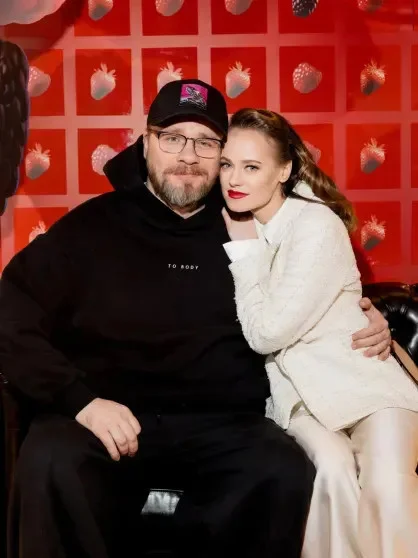 «Ягодка опять»: Как Гарик Харламов отпраздновал 45-летие с женой и звёздами Comedy Club