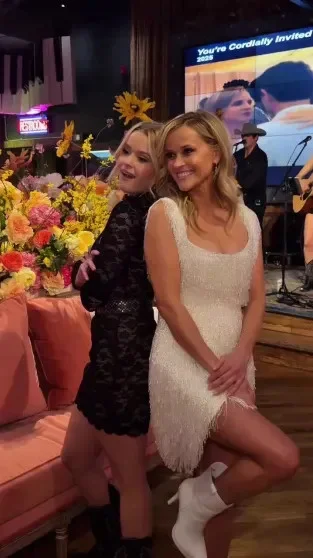 Риз Уизерспун в белом мини отпраздновала 50-летие на вечеринке в стиле Дикого Запада