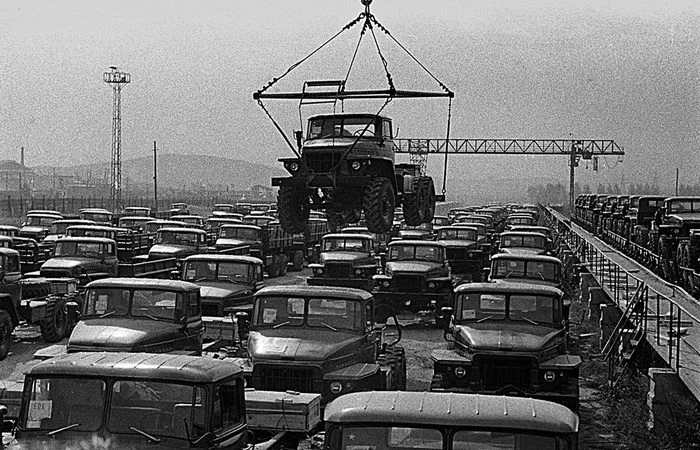 Уральский автомобильный завод: как завод бомб стал легендой советского автопрома