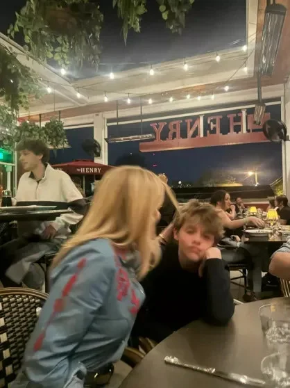 Риз Уизерспун в белом мини отпраздновала 50-летие на вечеринке в стиле Дикого Запада