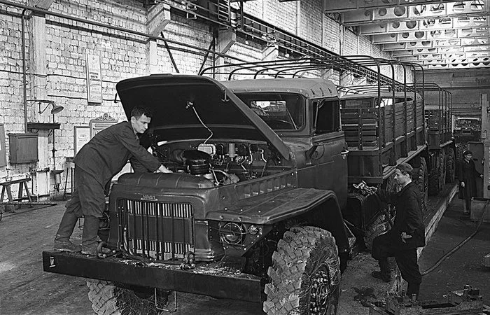 Уральский автомобильный завод: как завод бомб стал легендой советского автопрома