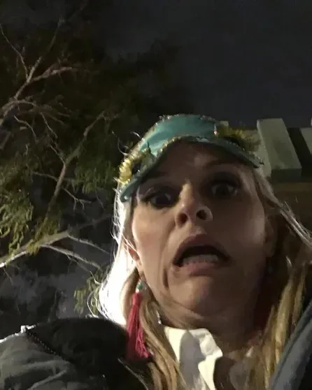 Риз Уизерспун в белом мини отпраздновала 50-летие на вечеринке в стиле Дикого Запада