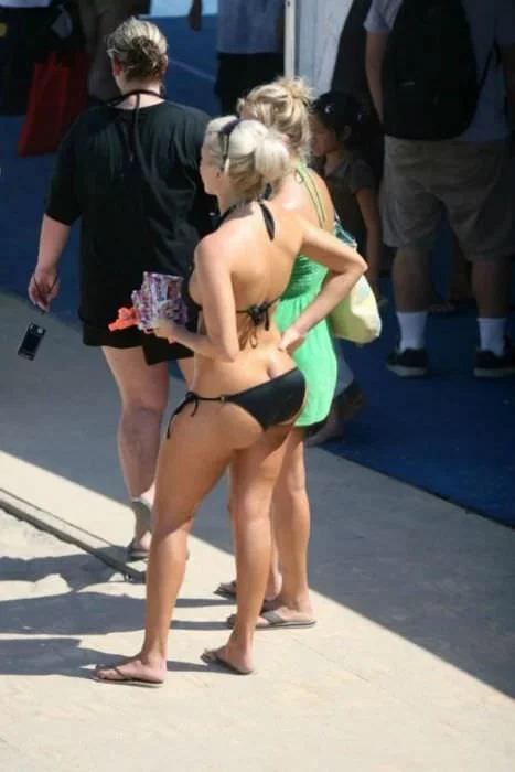 Соблазнительные изгибы: девушки в обтягивающих нарядах