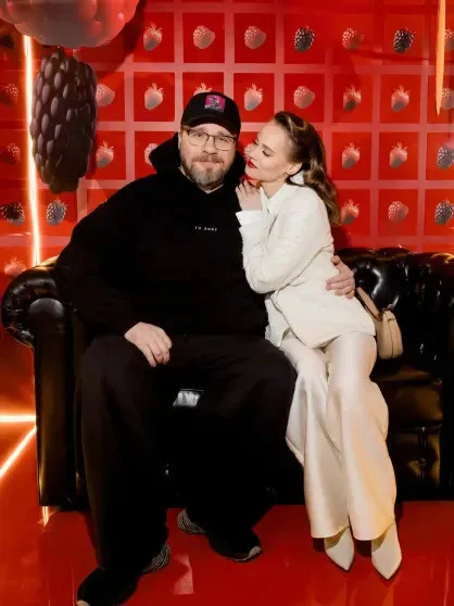 «Ягодка опять»: Как Гарик Харламов отпраздновал 45-летие с женой и звёздами Comedy Club