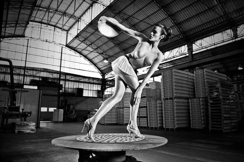 Современные амазонки Саймона Бродзиака: страсть и движение в объективе лучшего черно-белого фотографа