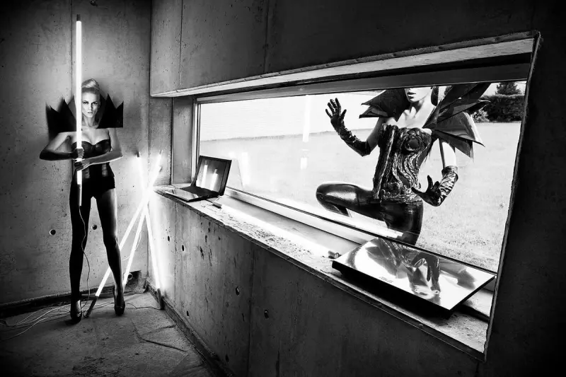 Современные амазонки Саймона Бродзиака: страсть и движение в объективе лучшего черно-белого фотографа