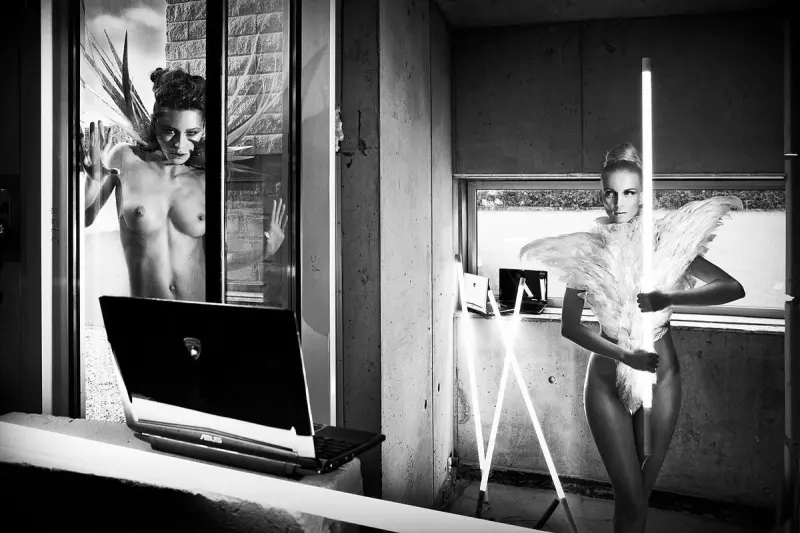 Современные амазонки Саймона Бродзиака: страсть и движение в объективе лучшего черно-белого фотографа