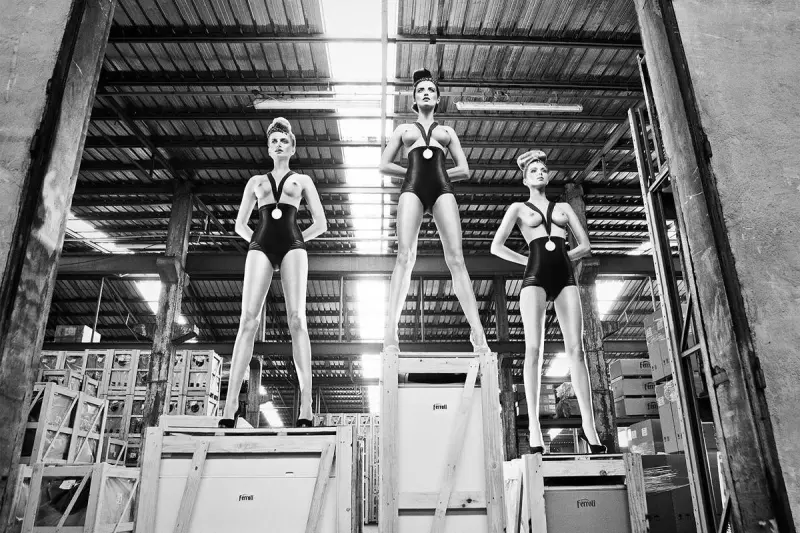 Современные амазонки Саймона Бродзиака: страсть и движение в объективе лучшего черно-белого фотографа