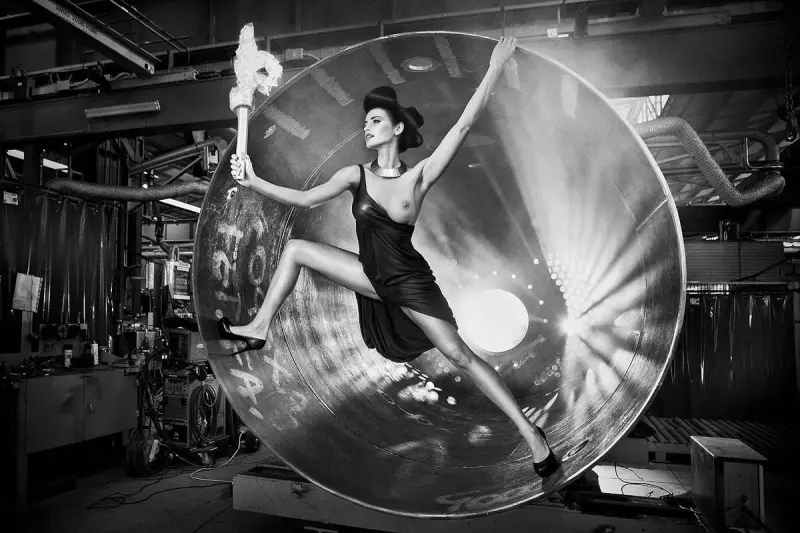 Современные амазонки Саймона Бродзиака: страсть и движение в объективе лучшего черно-белого фотографа