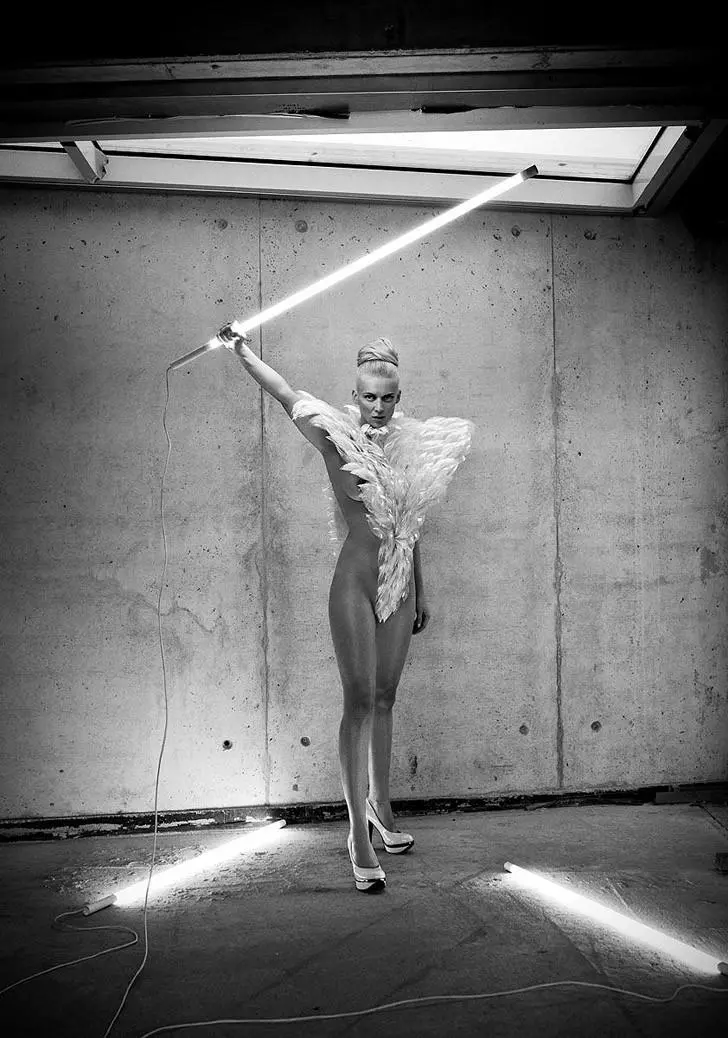 Современные амазонки Саймона Бродзиака: страсть и движение в объективе лучшего черно-белого фотографа