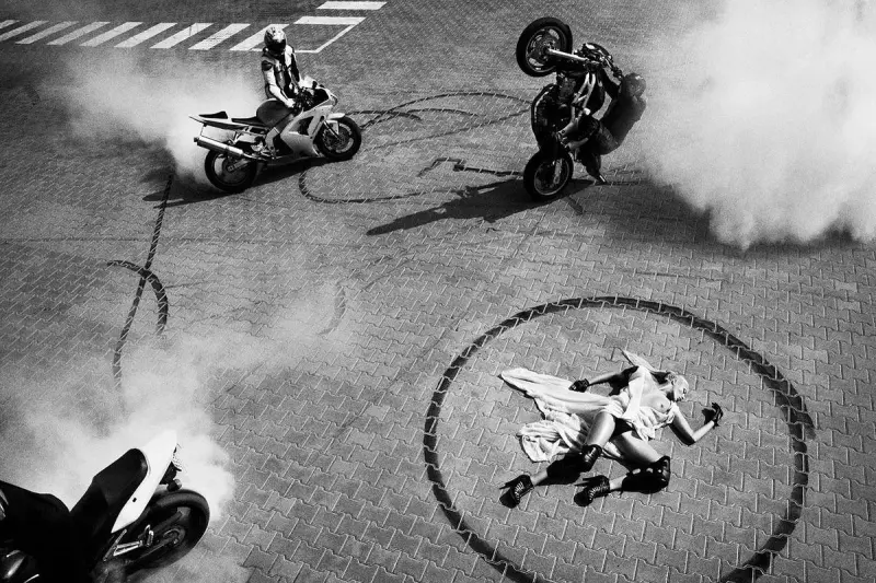 Современные амазонки Саймона Бродзиака: страсть и движение в объективе лучшего черно-белого фотографа