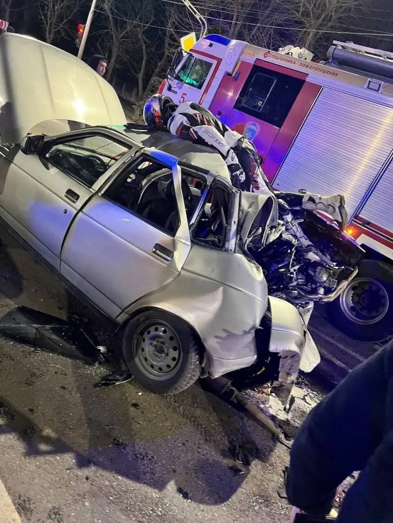 Смертельное ДТП в Луганске: мотоцикл на полной скорости врезался в легковушку, один погибший