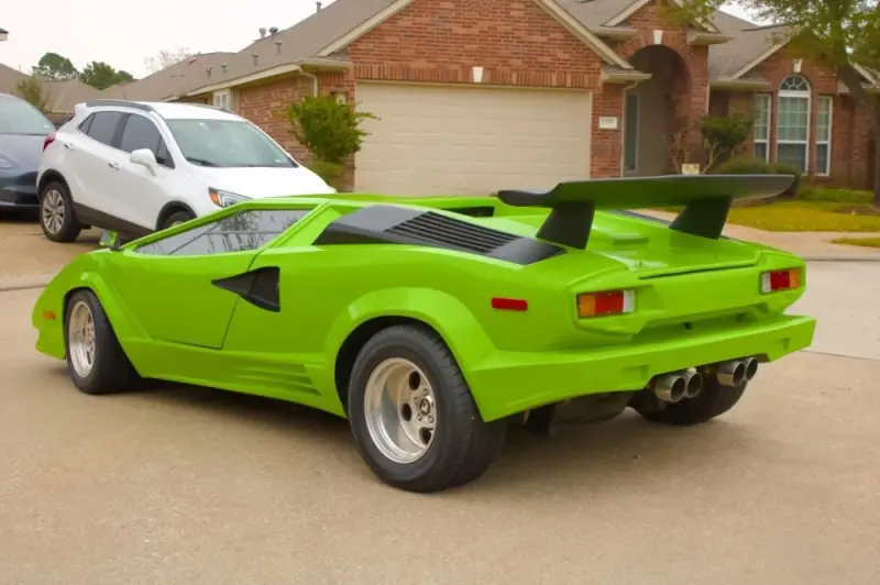 Копия за 5300 долларов: на аукцион выставили неубедительную, но яркую реплику Lamborghini Countach