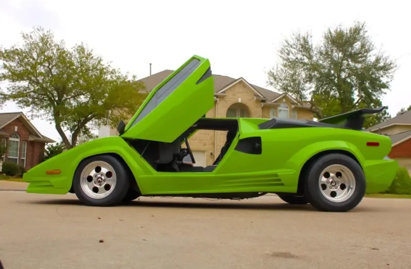 Копия за 5300 долларов: на аукцион выставили неубедительную, но яркую реплику Lamborghini Countach