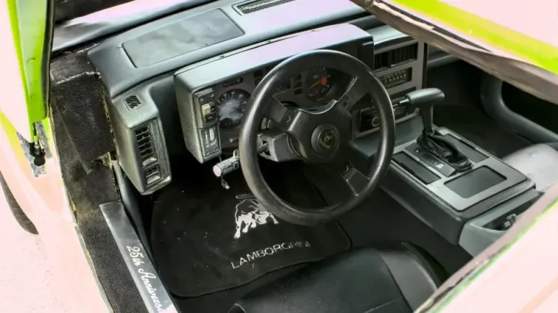 Копия за 5300 долларов: на аукцион выставили неубедительную, но яркую реплику Lamborghini Countach