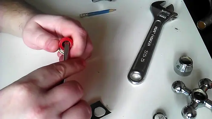 Как отремонтировать кран-буксу и спасти семейный покой