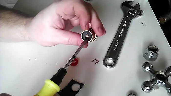 Как отремонтировать кран-буксу и спасти семейный покой