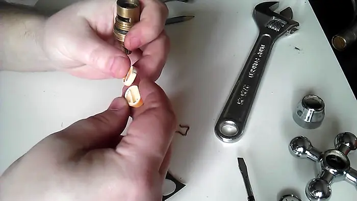 Как отремонтировать кран-буксу и спасти семейный покой