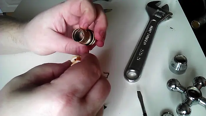 Как отремонтировать кран-буксу и спасти семейный покой