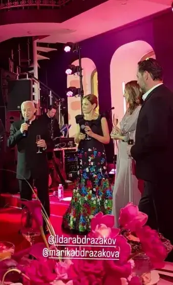 Розовая годовщина: Ильдар Абдразаков и Марика отметили 10 лет брака в центре Москвы