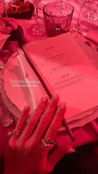 Розовая годовщина: Ильдар Абдразаков и Марика отметили 10 лет брака в центре Москвы