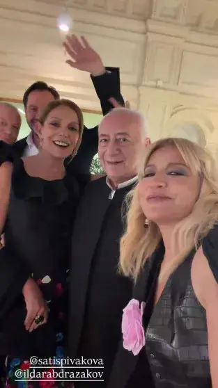 Розовая годовщина: Ильдар Абдразаков и Марика отметили 10 лет брака в центре Москвы