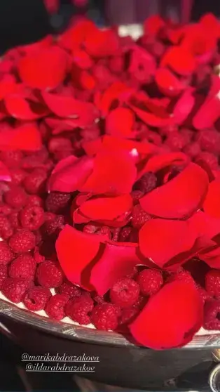 Розовая годовщина: Ильдар Абдразаков и Марика отметили 10 лет брака в центре Москвы