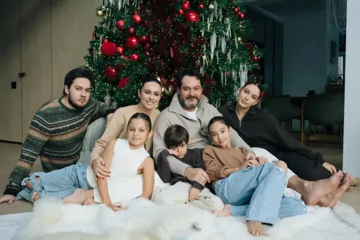 Розовая годовщина: Ильдар Абдразаков и Марика отметили 10 лет брака в центре Москвы