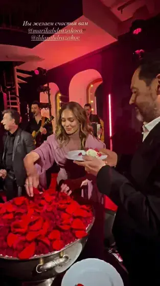 Розовая годовщина: Ильдар Абдразаков и Марика отметили 10 лет брака в центре Москвы