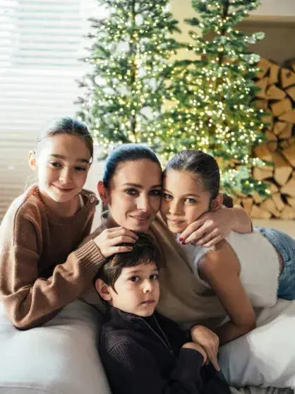 Розовая годовщина: Ильдар Абдразаков и Марика отметили 10 лет брака в центре Москвы