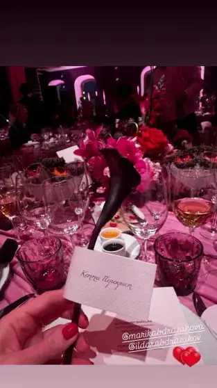 Розовая годовщина: Ильдар Абдразаков и Марика отметили 10 лет брака в центре Москвы