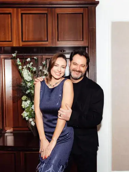 Розовая годовщина: Ильдар Абдразаков и Марика отметили 10 лет брака в центре Москвы