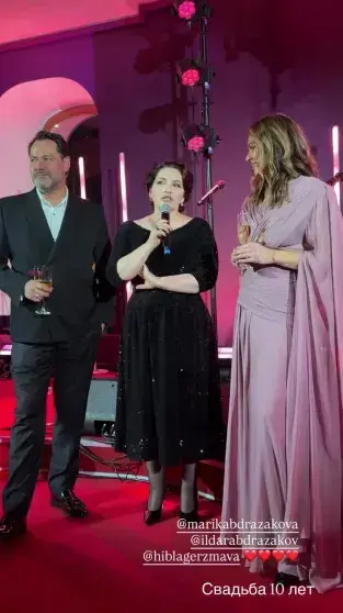 Розовая годовщина: Ильдар Абдразаков и Марика отметили 10 лет брака в центре Москвы