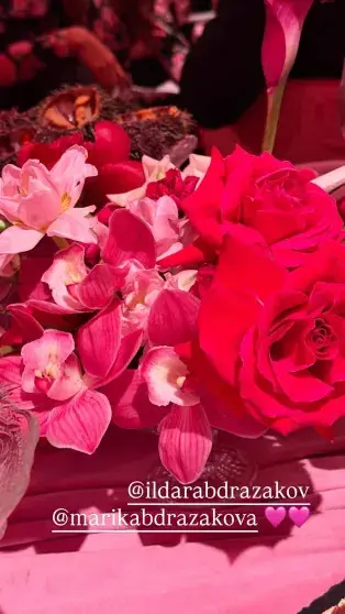 Розовая годовщина: Ильдар Абдразаков и Марика отметили 10 лет брака в центре Москвы