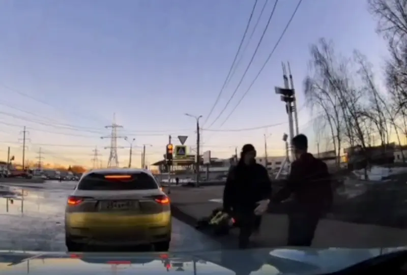 Капля воды, нокаут и потеря сознания: как курьер в Перми отомстил водителю за грязные брызги