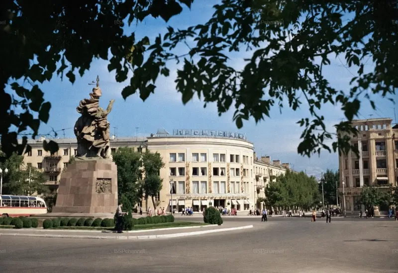 Город-герой в цвете: как выглядел Новороссийск в 1960-е годы на редких раскрашенных снимках