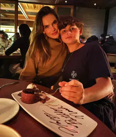 Алессандра Амбросио и её взрослеющая дочь Аня стали лицом новой рекламной кампании