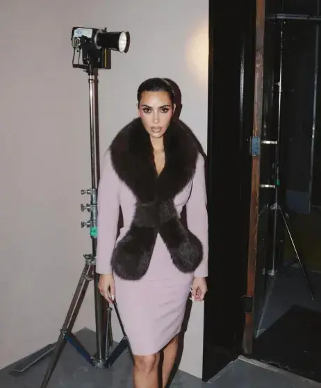 Ким Кардашьян продаёт свой сериальный гардероб за миллион долларов на благотворительность