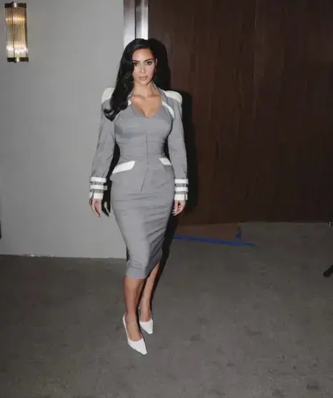 Ким Кардашьян продаёт свой сериальный гардероб за миллион долларов на благотворительность