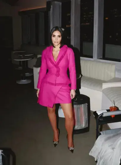 Ким Кардашьян продаёт свой сериальный гардероб за миллион долларов на благотворительность