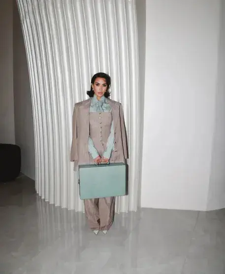 Ким Кардашьян продаёт свой сериальный гардероб за миллион долларов на благотворительность